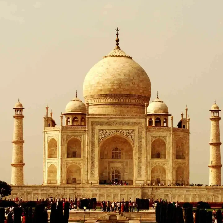 people-taj-mahal-against-sky (1)
