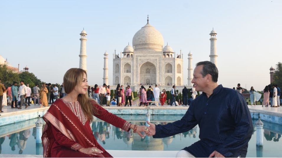 couple-traditional-attire-reflection-pool-taj-mahal-agra-crystal-india-holidays.jpg (1)