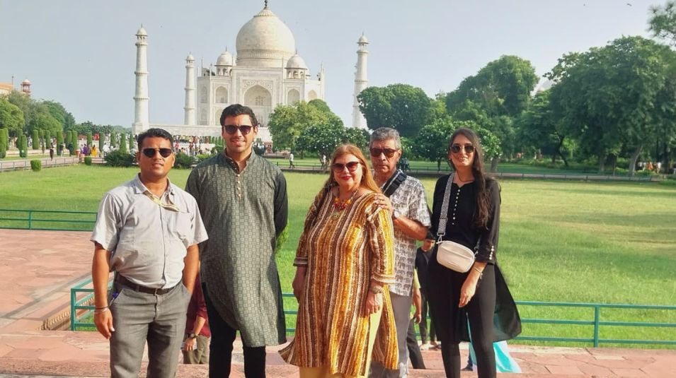 crystal-india-holidays-certified-guide-tourist-family-taj-mahal.jpg