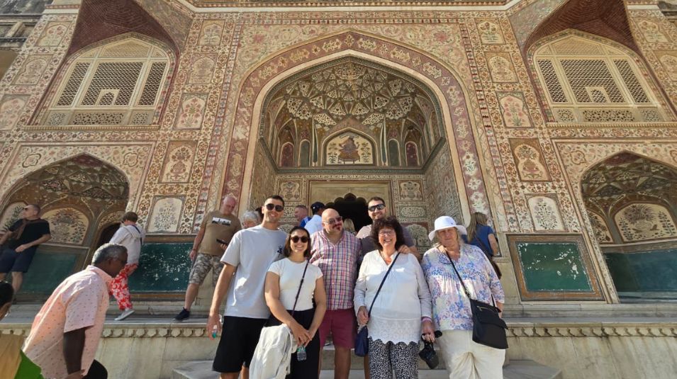 crystal-india-holidays-guests-decorated-archway-amber-fort-jaipur.jpg