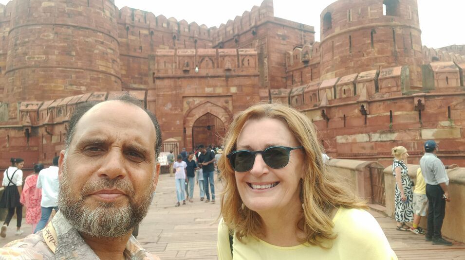 crystal-india-holidays-guide-selfie-tourist-agra-fort-entrance.jpg