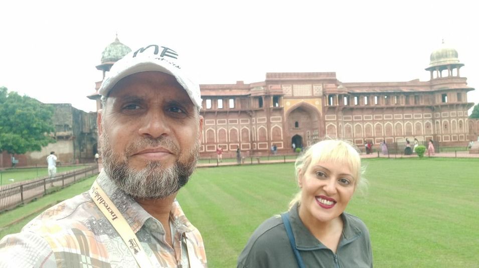 crystal-india-holidays-guide-selfie-tourist-jahangiri-mahal-agra-fort.jpg