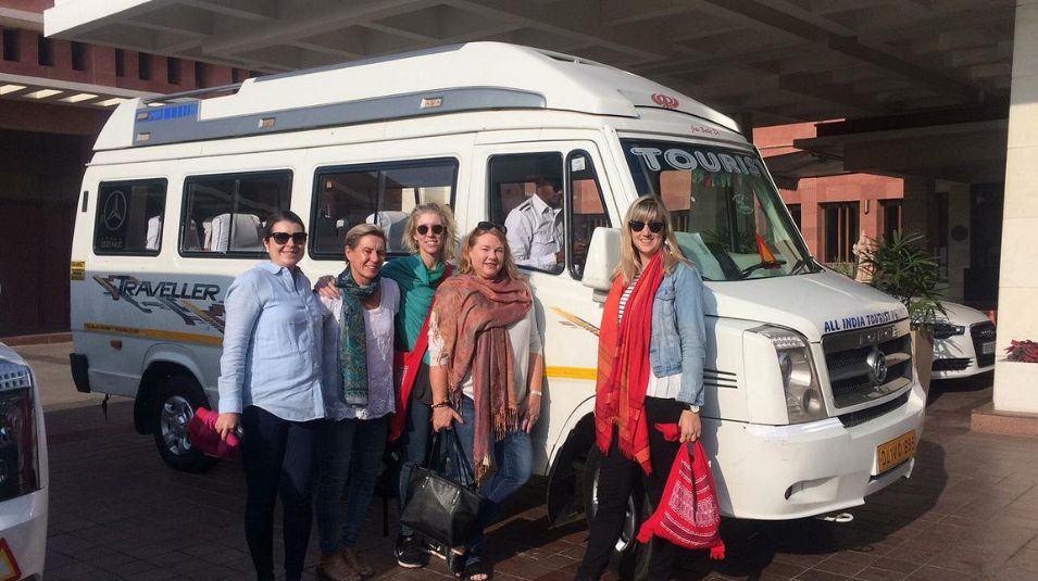 crystal-india-holidays-happy-guests-tourist-van-india-tour.jpg