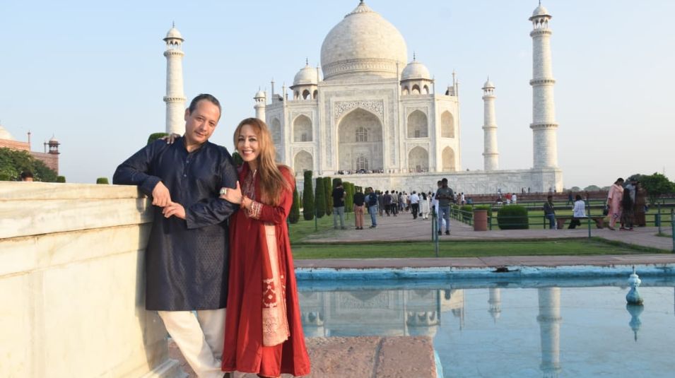 tourist-couple-traditional-dress-taj-mahal-view-agra-crystal-india-holidays.jpg