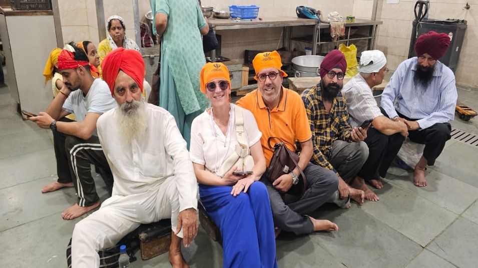 crystal-india-holidays-guest-visit-bangla-sahib-delhi.jpg